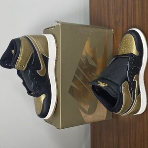 Nike Women's Black and Gold Sneakers